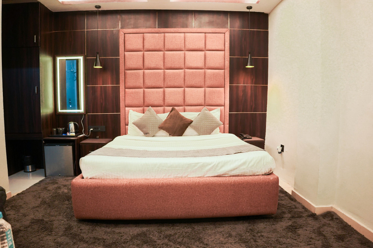 Bedroom 3, The Palatial Hotel, Lucknow