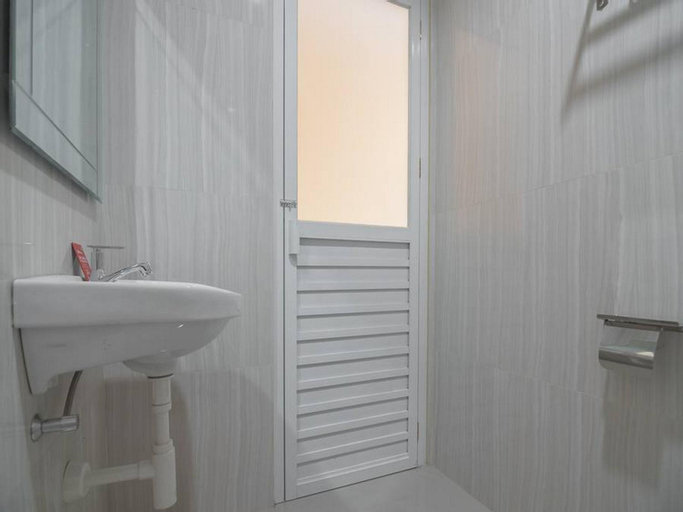 Bathroom 18