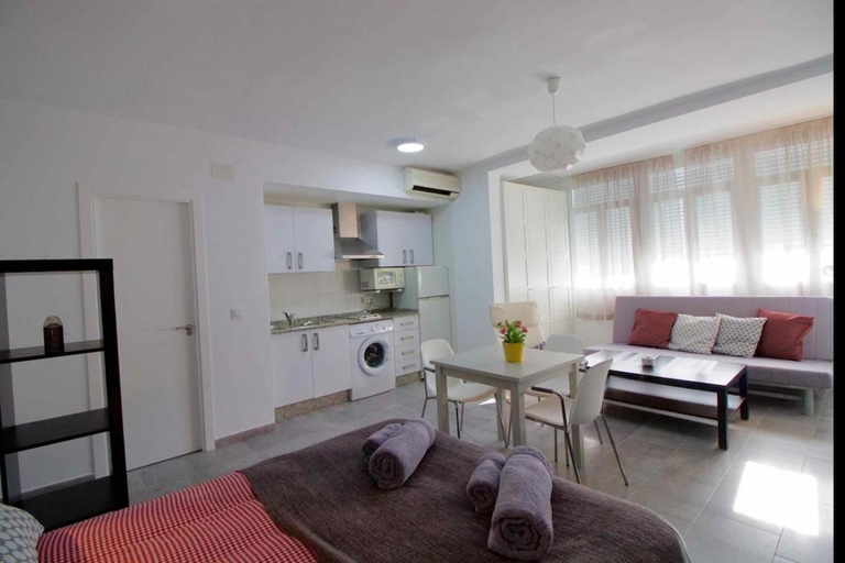 Others 4, Estudio centrico metros de la playa con aire by Lightbooking, Cádiz