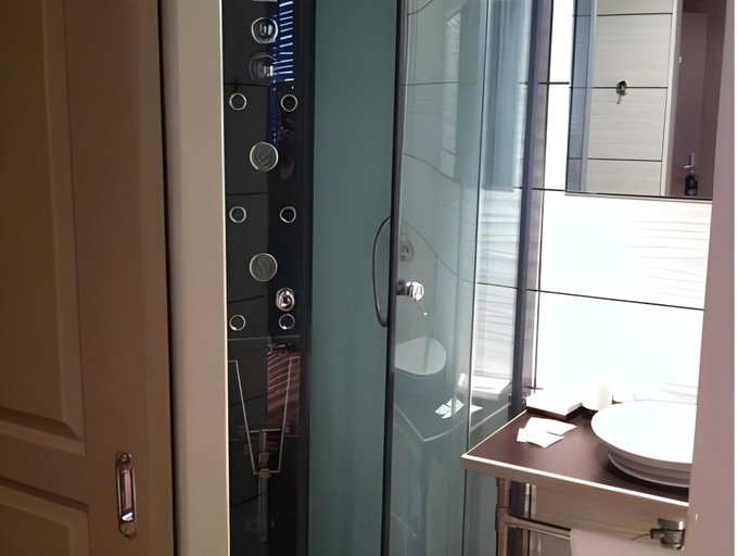 Bathroom 3, L'Avenue, Hérault