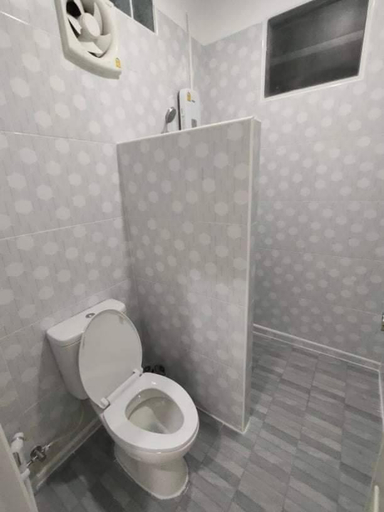 Bathroom 4, King Fa House, Mae Sot