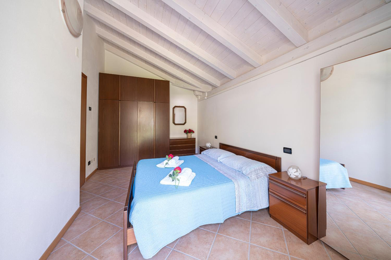 Bedroom 3, Appartamenti Bonomi con piscina e vista lago, Brescia