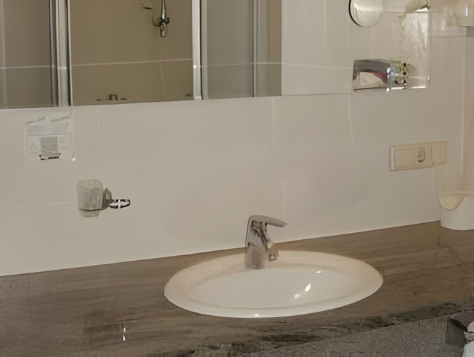 Bathroom 2, Hotel Burg-Muhle, Main-Kinzig-Kreis