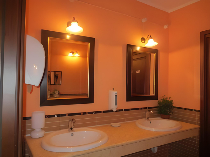 Bathroom 3, Albergo dei Pescatori, Cuneo