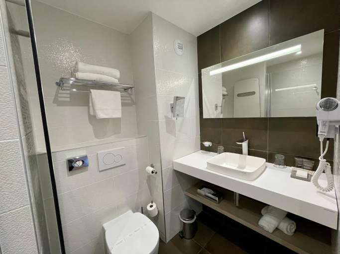 Bathroom 4, Dormy House, Seine-Maritime