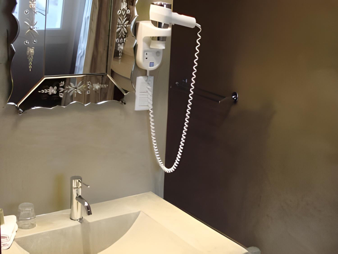 Bathroom 3, Hotel Gounod, Bouches-du-Rhône