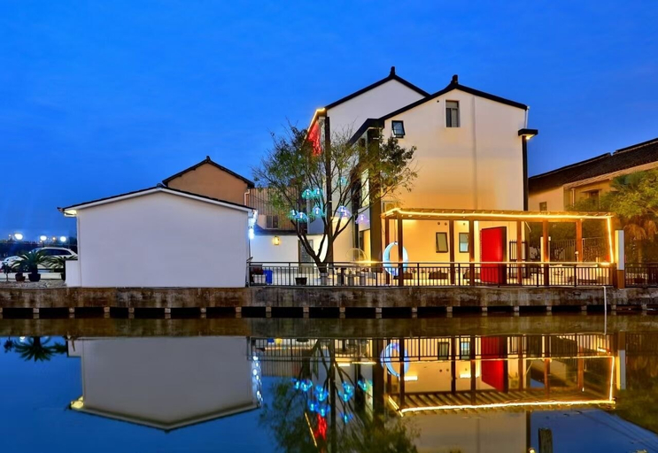 Exterior & Views