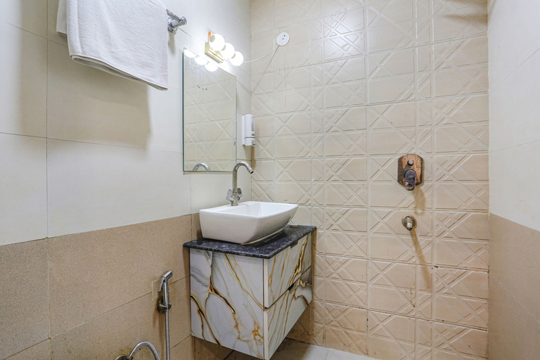 Bathroom, Fabhotel Golden Key, Delhi