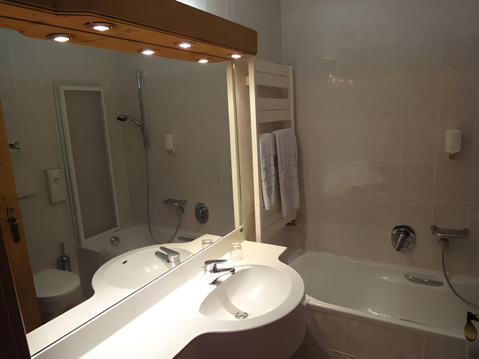 Bathroom 3, Hotel zum Wolf, Bolzano