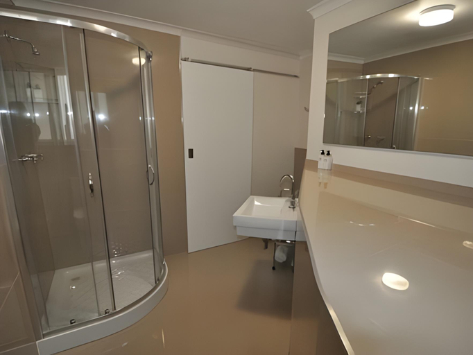 Bathroom 3, South Villa, Eden