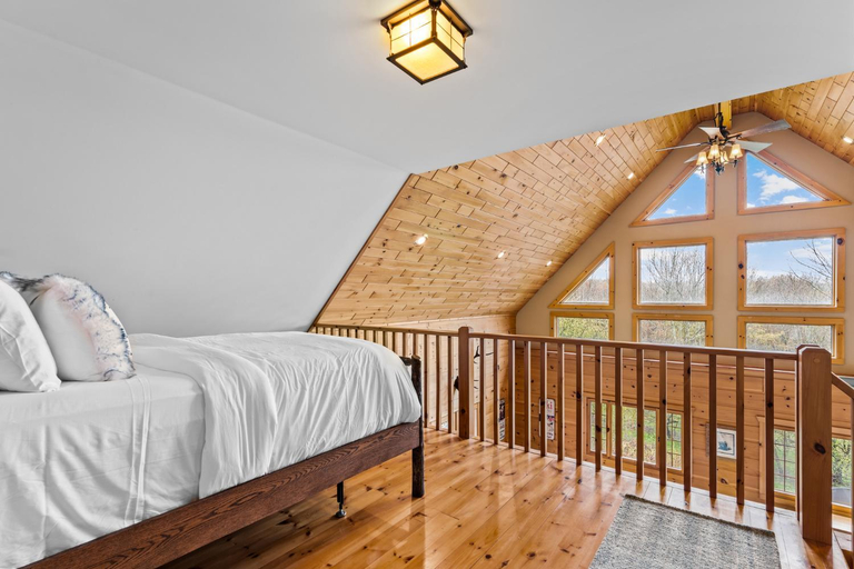 Bedroom 2, Beautiful Log Cabin! Hot-Tub, Bonfire & Private Yet 4 Mins to Downtown!, Cattaraugus