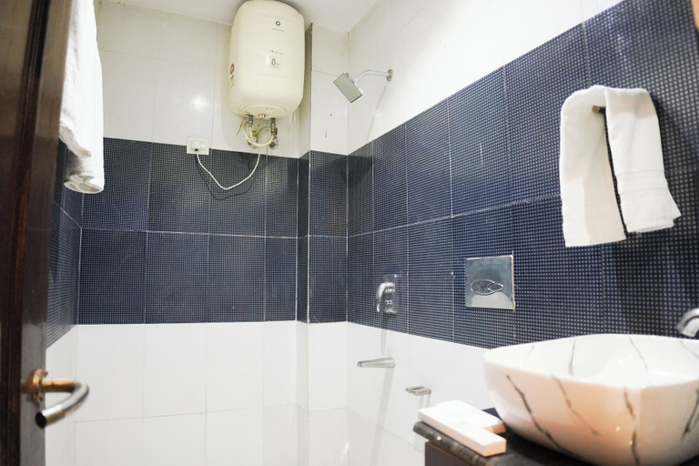 Bathroom 4, The Palatial Hotel, Lucknow