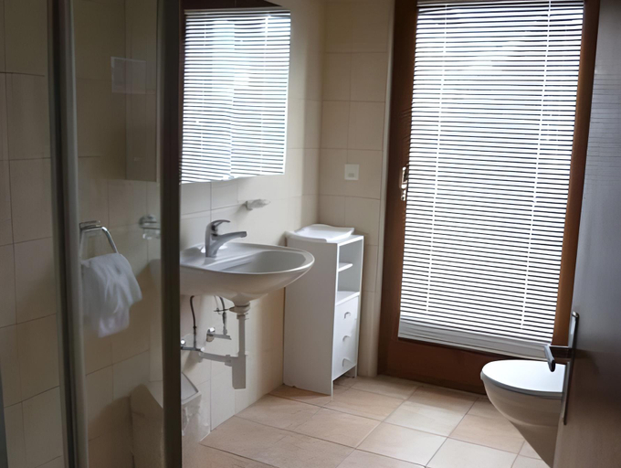 Bathroom 4, Hotel Les Chamois, Entremont
