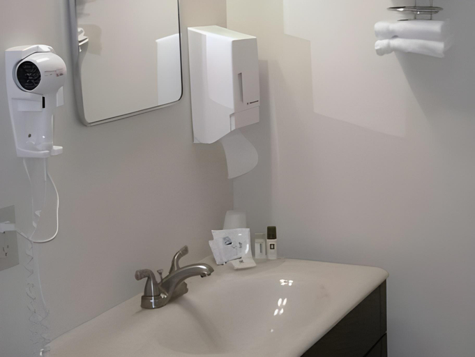 Bathroom 4, Admiral Digby Inn, Digby