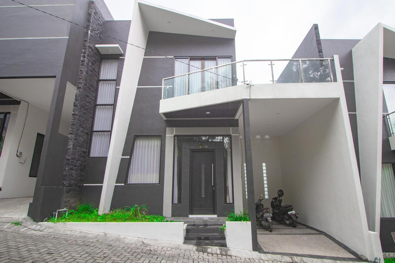 Arrayan B12 Private Pool and Balcony, Malang