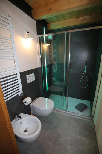 Bathroom 3, L'abri en ville, Aosta