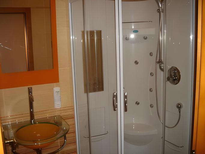 Bathroom 3, Platan Garden Rooms & Restaurant, Hajdúszoboszló