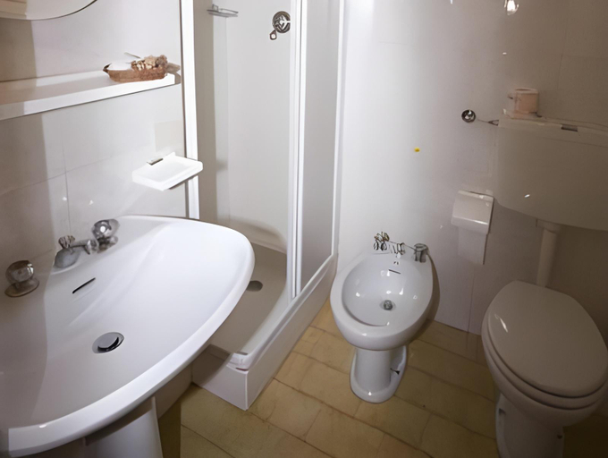 Bathroom 4, Hotel Trieste, Sondrio