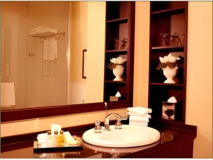 Bathroom 2, Le St-Martin Hotel & Suites, Laval