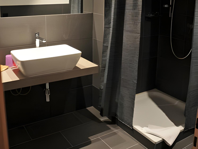 Bathroom 4, Hotel Central, SPA & LOUNGE BAR, Sierre