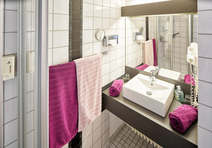 Bathroom 2, Hotel Restaurant Kerzenstuble, Böblingen