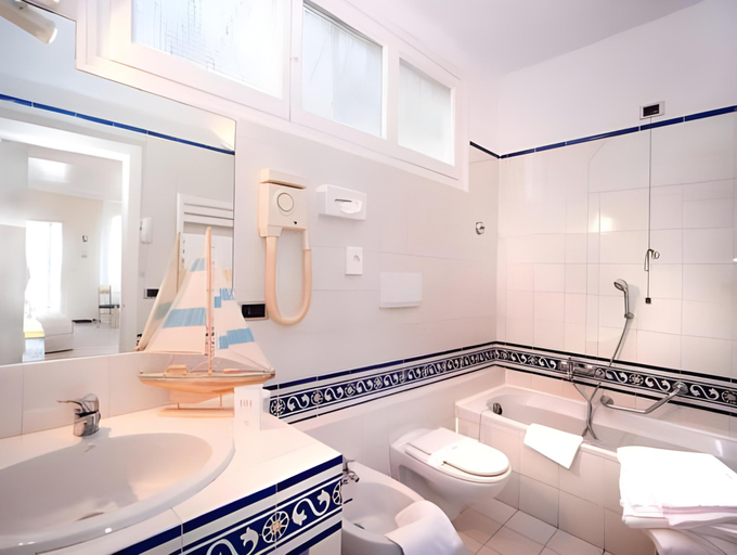 Bathroom 5, Hotel Helvetia, Genova