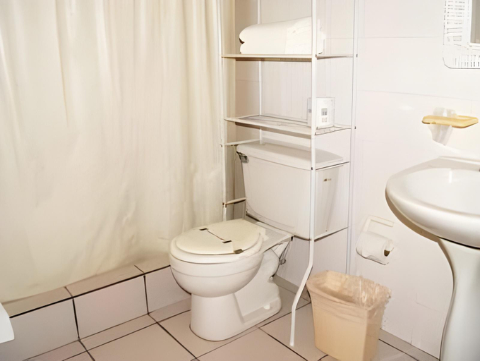 Bathroom 3, Combate Beach Resort