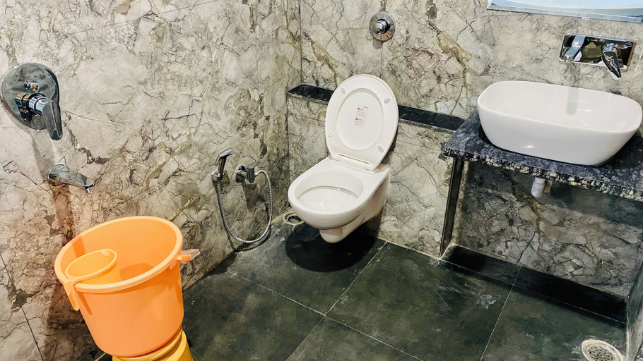 Bathroom 5, Stay 10 Parallel Apartment Hotel, Indore