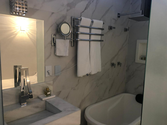 Bathroom 5, Delphin Beach Hotel, Guarujá