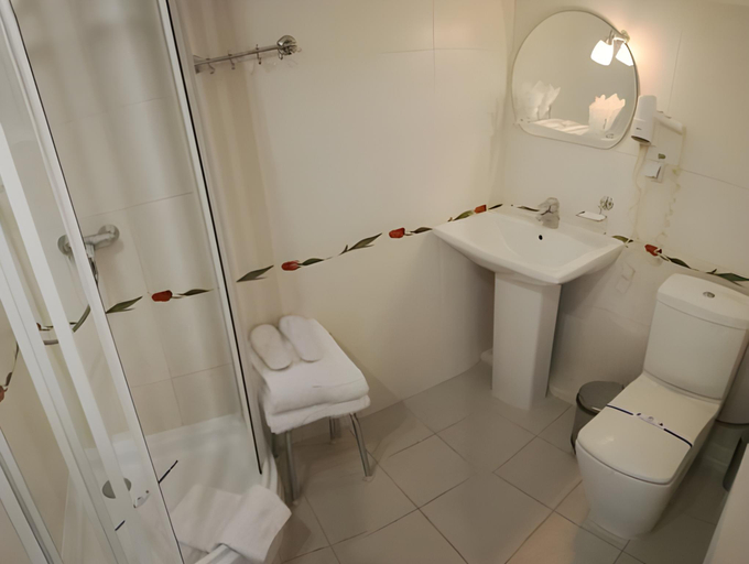 Bathroom 3, Hotel Complex Legenda, Ivano-Frankivs'ka