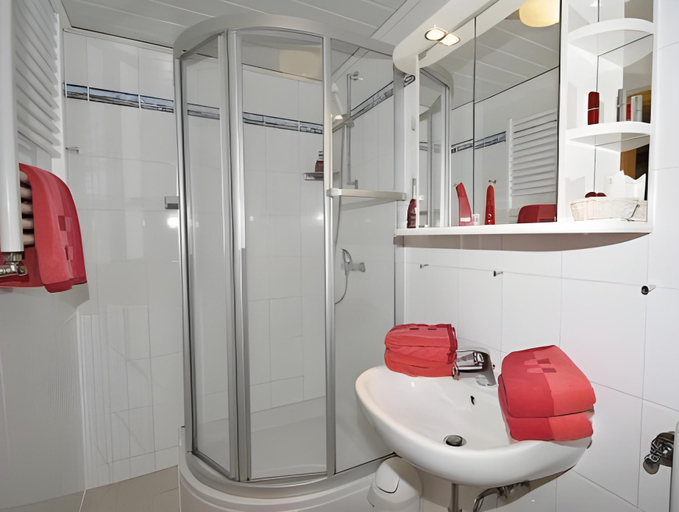 Bathroom 3, Parkhotel Wangerooge, Friesland