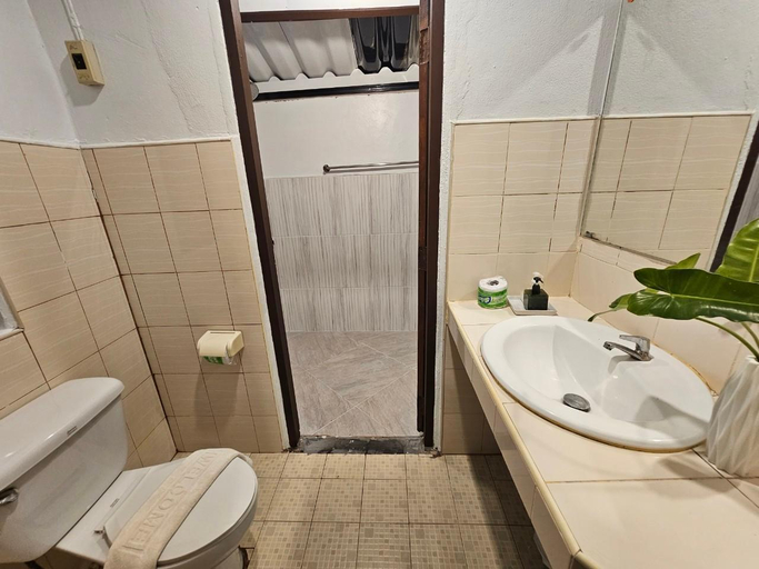 Bathroom 16