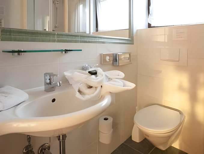 Bathroom 3, Hotel Zum Hirschen, Imst