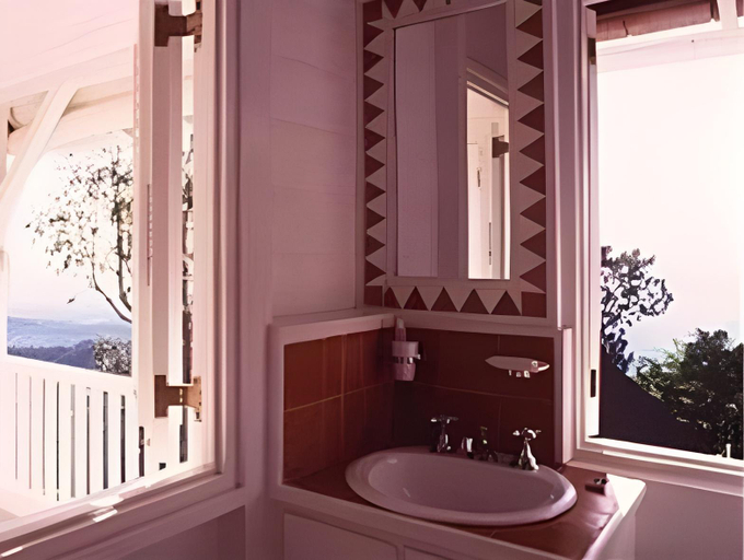 Bathroom 4, Strawberry Hill