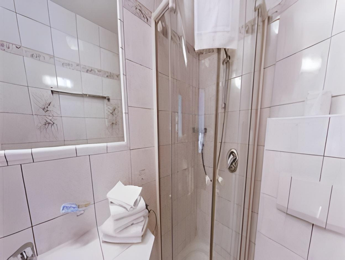 Bathroom 5, Alpenhotel Rosenhof Ruhpolding, Traunstein