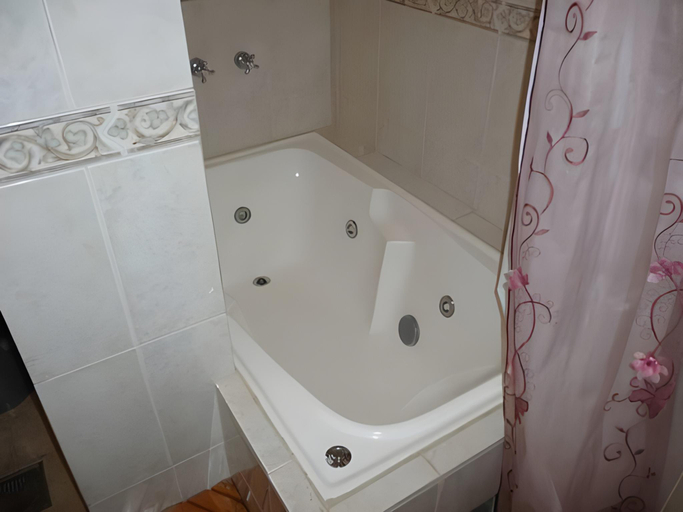 Bathroom 4, Hotel Benevento, La Plata