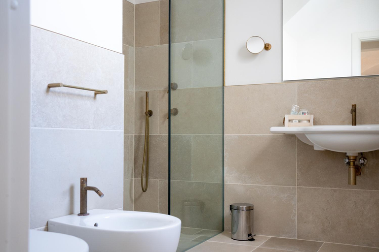 Bathroom 4, Oltre gli Ulivi, Brindisi