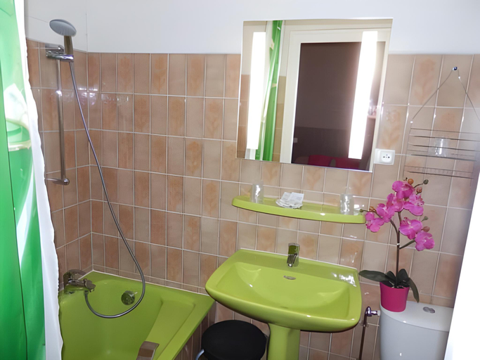 Bathroom 3, Hotel Cafe les Fleurs, Hautes-Pyrénées