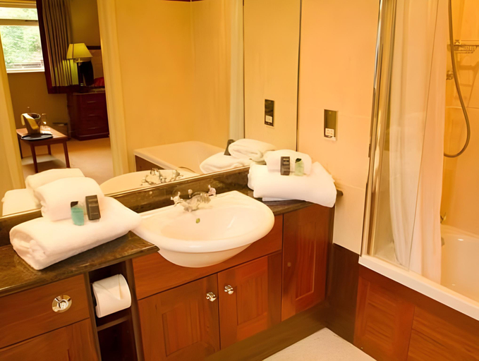 Bathroom 4, The Bell Inn Hotel, Hampshire