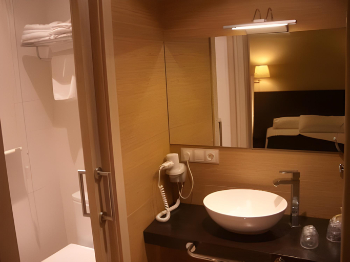 Bathroom 3, Hotel Puerta del Arco, Valladolid