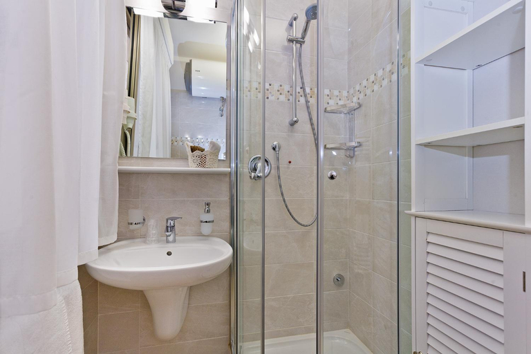 Bathroom 10