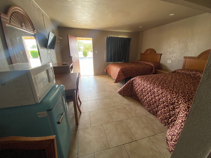 Bedroom 1, Apple Valley Motel, San Bernardino