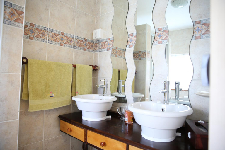 Bathroom 4, Lagoon Loge Guesthouse, Walvisbay Urban