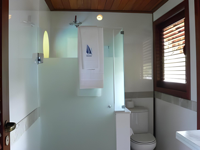 Bathroom 3, Alizees Morere, Cairu