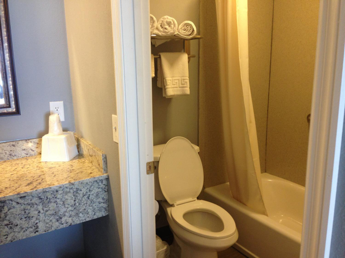 Bathroom 5, Safari Inn - Murfreesboro, Rutherford
