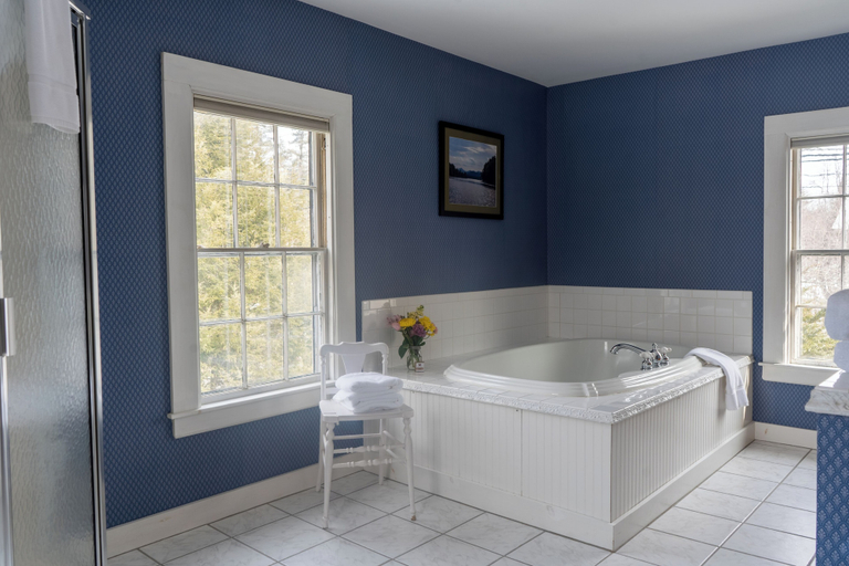 Bathroom 3, The White Gables Inn, Oxford