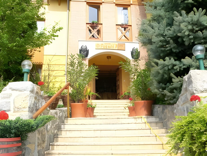 Others 5, Bagolyvar Panzio, Pécs