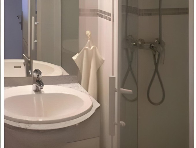 Bathroom 2, Les Agapanthes Site de Fondettes, Indre-et-Loire