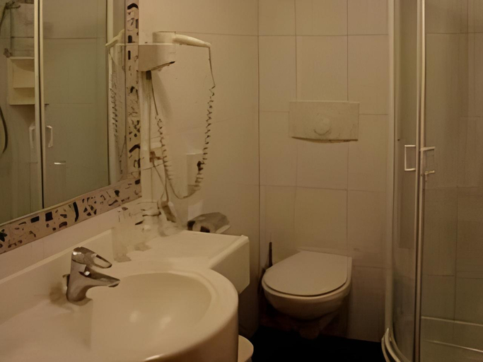 Bathroom 4, Hotel La Pineta, Bolzano