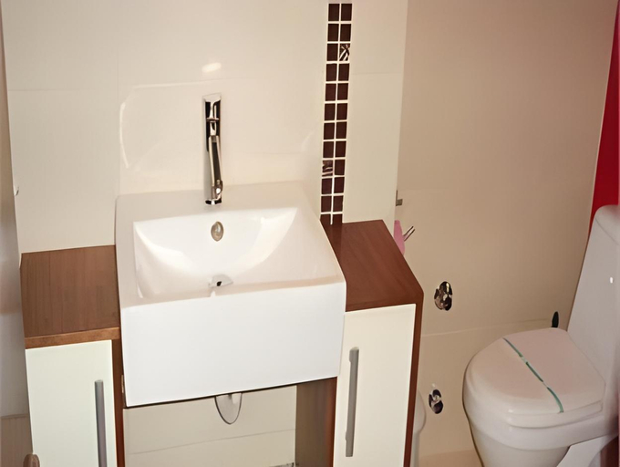 Bathroom 2, Jijo's Hotel, Constanta